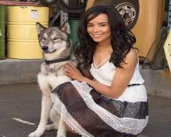 The actress is an animal lover and knows very well how to show her feelings to them The actress is an animal lover and knows very well how to show her feelings to them.